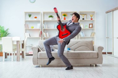 İş adamı tatile gidişini kutluyor