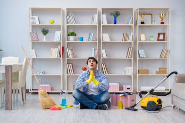 Adam evi temizliyor.