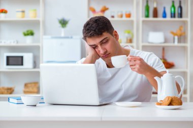 Serbest yazar uzun bir geceden sonra uykuya dalıyor.