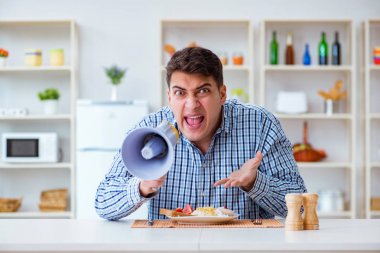 Hoparlörlü koca karısına bağırıyor.