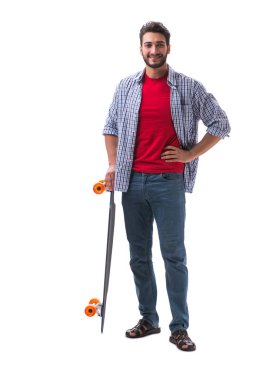 Beyaz kaykaylı genç bir kaykaycı.