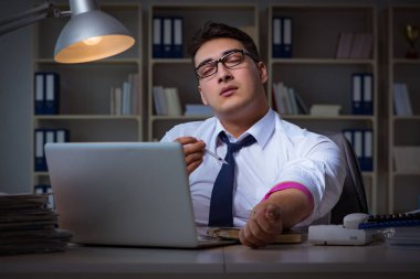 İşadamı uyuşturucudan geç saatlere kadar ofiste kalıyor.
