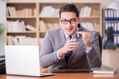 Ofisteki uyuşturucu bağımlısı işadamı.