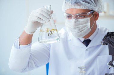 Laboratuvarda parfüm karıştıran bir kimyager.