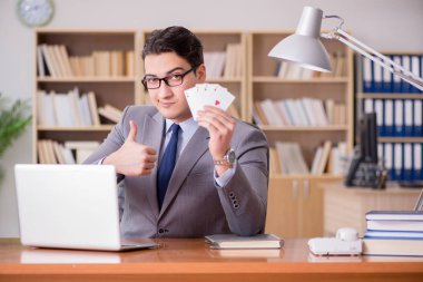 İşadamı işte kumar oynuyor.