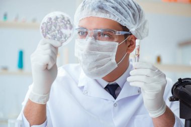 Laboratuvarda parfüm karıştıran bir kimyager.