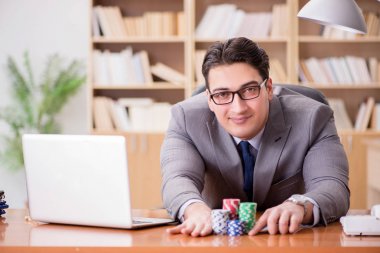 İşadamı işte kumar oynuyor.