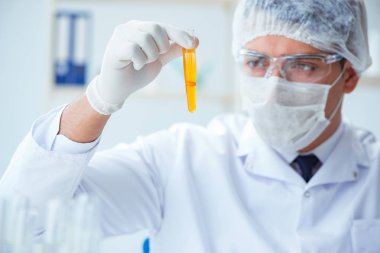 Doktor hastaların idrarını tıbbi amaçlar için test ediyor.