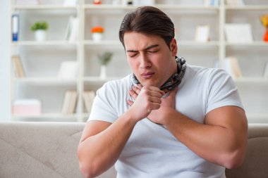 Genç adam boğaz ağrısı çekiyor.