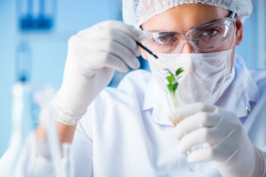 Laboratuvarda bilim adamıyla biyoteknoloji kavramı