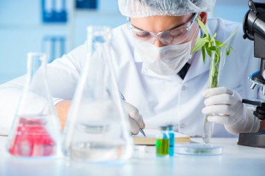 Laboratuvarda bilim adamıyla biyoteknoloji kavramı