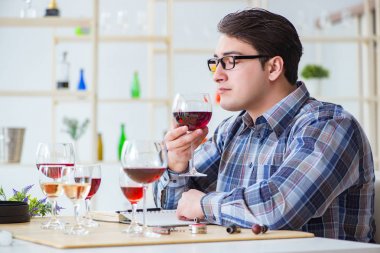 Profesyonel şarap garsonu kırmızı şarap tadıyor.
