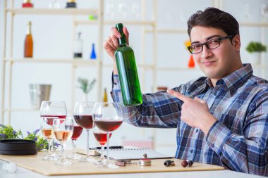 Profesyonel şarap garsonu kırmızı şarap tadıyor.
