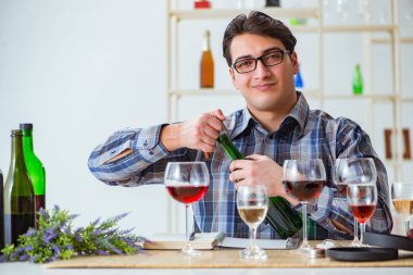 Profesyonel şarap garsonu kırmızı şarap tadıyor.