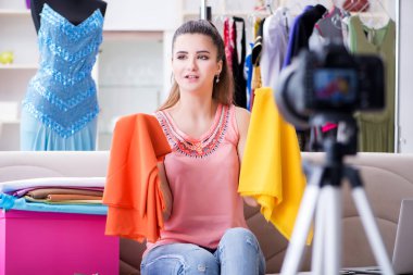 Moda blogcusu vlog yazarı olarak çalışan genç bir kadın