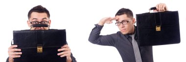 Genç adam beyaz izole evrak çantası elinde