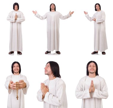 Genç rahip İncil üzerine beyaz izole ile