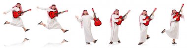 Arap adam beyaz izole gitar çalmak