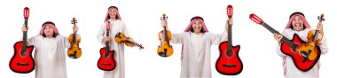 Keman ve gitar üzerinde beyaz izole Arap müzisyen