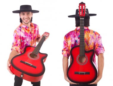 Gitarlı bir sombrero giyen adam.