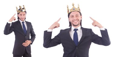 Taçlı bir iş adamı beyazlar içinde.