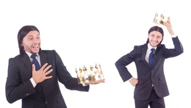 Taçlı bir iş adamı beyazlar içinde.