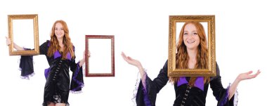 Beyaz çerçeveli bir kadın.