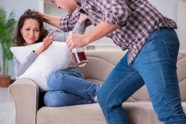 Sarhoş alkoliklerle aile içi şiddet kavramı