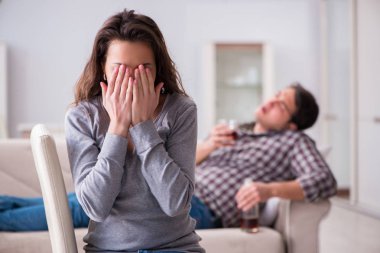 Genç bir aile kavramında içki sorunu yaşayan sarhoş bir koca.