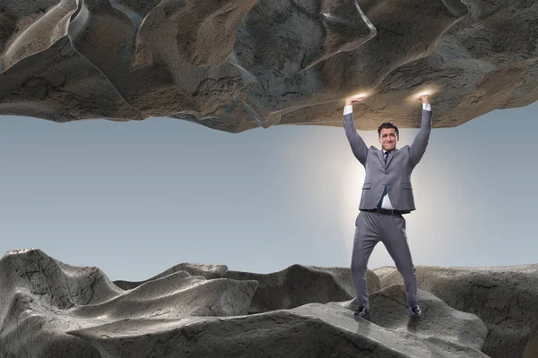 Baskı altında taşı destekleyen iş adamı