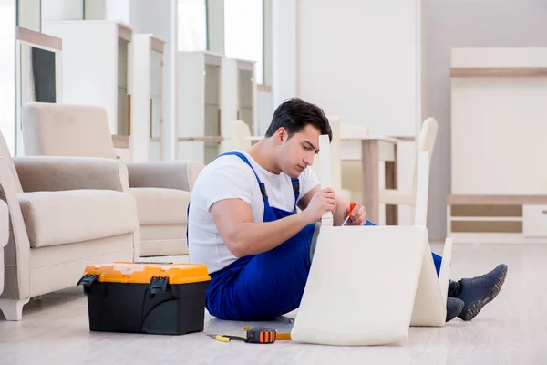 Reparador de muebles trabajando en la tienda —  Fotos de Stock