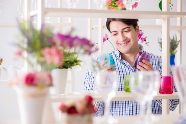 Genç yakışıklı dükkândan alışveriş yapıyor.