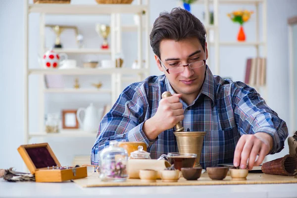Yeni demler deneyen profesyonel çay uzmanı.