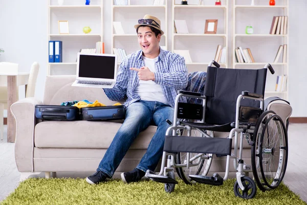 Pasif adam dizüstü bilgisayarla internetten seyahat rezervasyonu