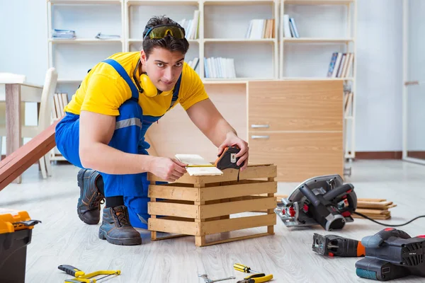 Carpintero reparador que trabaja con tablón de madera y medidor — Foto de Stock