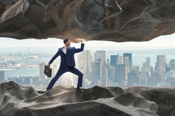 Baskı altında taşı destekleyen iş adamı