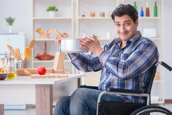 Engelli adam mutfakta çorba hazırlıyor.