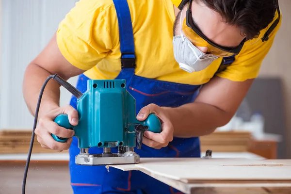 Marangoz atölyede çalışıyor.