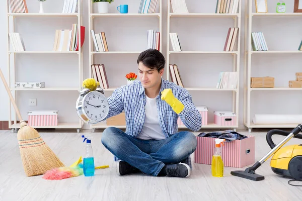 Adam evi temizliyor.