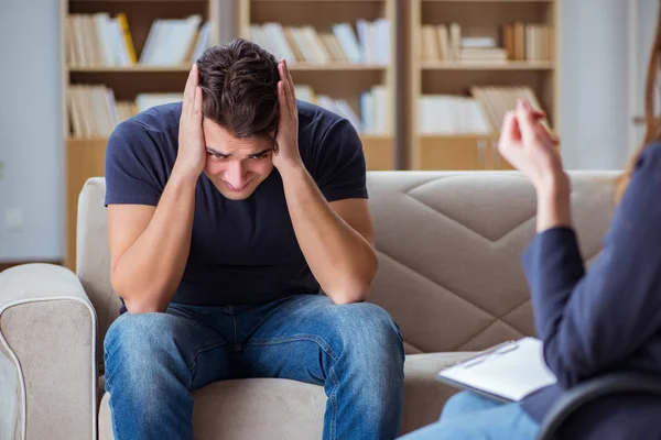 Hasta muayene için psikiyatriste gidiyor.