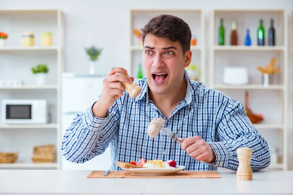 Hombre comiendo comida insípida en casa para el almuerzo — Foto de Stock