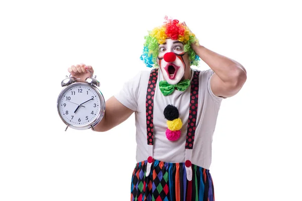 Payaso divertido con un reloj despertador aislado sobre fondo blanco — Foto de Stock