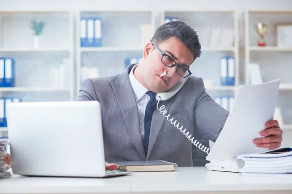 Zakenman die op het werk rookt — Stockfoto