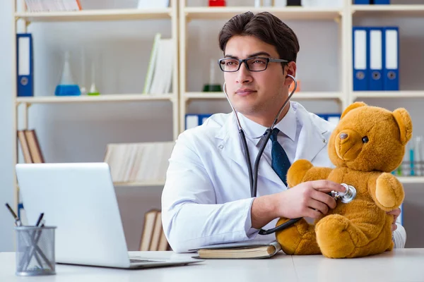 Médico veterinário pediatra segurando um exame no off — Fotografia de Stock