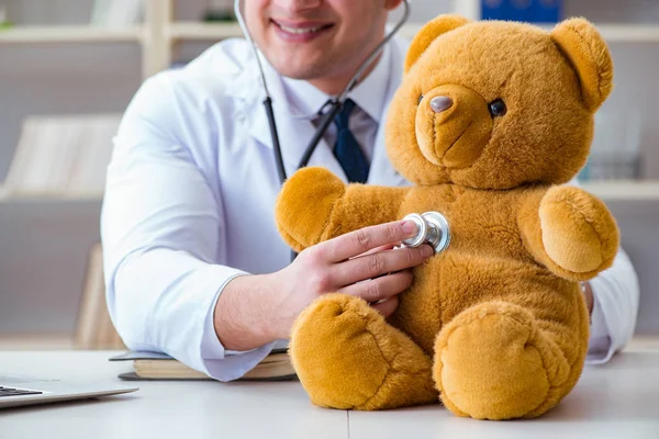 Médico veterinario pediatra celebración de un examen en el off —  Fotos de Stock