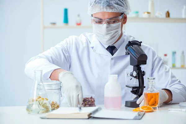 Хімія змішування парфумів в лабораторії — стокове фото