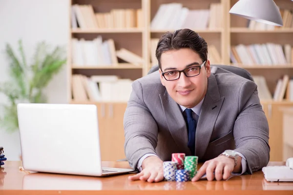 İşadamı işte kumar oynuyor.