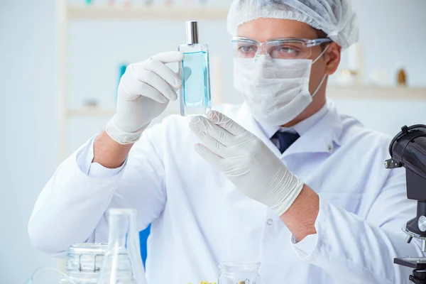 Хімія змішування парфумів в лабораторії — стокове фото