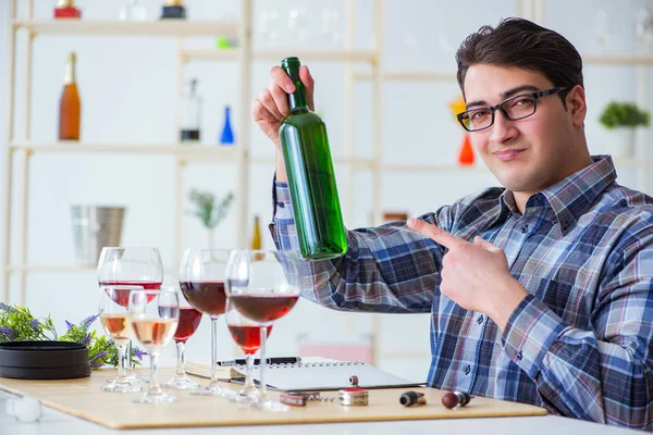 Profesyonel şarap garsonu kırmızı şarap tadıyor.