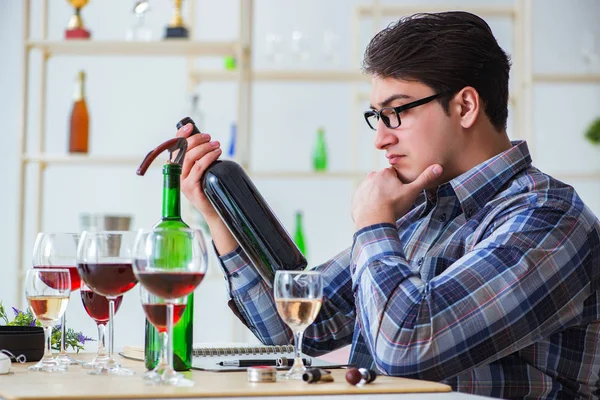 Sommelier professionnel dégustation de vin rouge — Photo